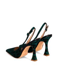 Zapatos de tacón alto con tiras al talón en estampado de leopardo verde, punta afilada, detalles en negro y tacones escultóricos únicos.