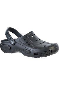 Zwarte rubberen klomp met een gesloten neus, open hak, ventilatiegaten en een gestructureerde zool. Lichtgewicht met een zachte afwerking en ergonomisch ontwerp.