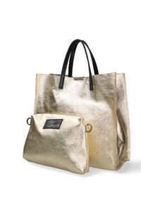 Sac fourre-tout métallisé doré avec poignées en cuir noir et une pochette plus petite attachée, tous deux présentant une texture lisse et une finition brillante.