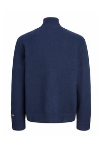 Suéter azul marino con un alto cuello acanalado y puños acanalados. Textura suave con un diseño ajustado y un sutil bordado de la marca en la manga.