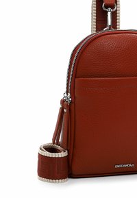 Bolso de piel marrón con textura de piedras, de forma redondeada, que presenta un cierre plateado, un bolsillo frontal y una correa texturizada con un acento patternado.