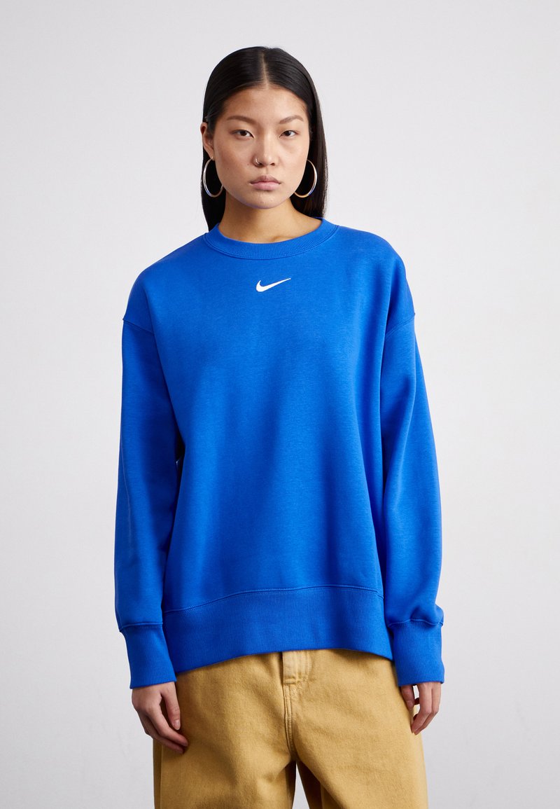 Blå sweatshirt i bomullsblandning med rund halsringning, långa ärmar, ribbade mudd och en liten vit logotyp på bröstet.