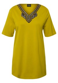 Kortærmet V-hals top i klar gul, med detaljeret sort og guld broderi omkring udskæringen. Glat stof texture.