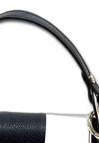 Anse de sac à main en cuir noir avec une finition texturée, accents en métal doré et un corps lisse blanc. Présente un attachement par anneau métallique.