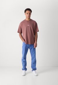 HUGO NALONO - Print T-shirt - medium brown