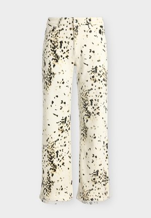 Pantalon à jambes larges avec taille haute en tissu crème arborant un motif tacheté irrégulier noir et beige, bouton devant et poches.