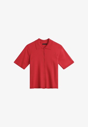 Rotes Kurzarm-Hemdkleid mit Knöpfen und Kragen, aus Strickstoff, flach auf weißem Hintergrund präsentiert.