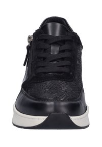 Černá teniska s texturovaným hadím potiskem, šněrováním v přední části, stříbrným zipem a bílou gumovou podrážkou. Hladké kožené detaily na patě.