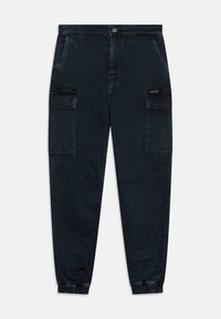 Pantalones cargo de mezclilla oscura con puños elásticos, dos bolsillos frontales y dos bolsillos laterales, con una textura suave y un ajuste relajado.