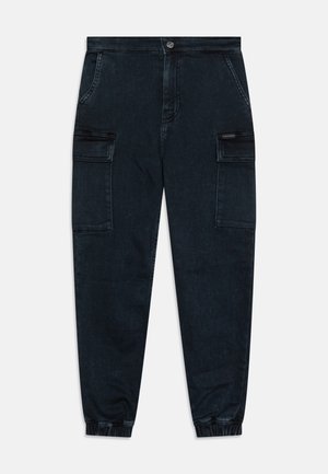 Pantaloni cargo in denim scuro con polsini elasticizzati, due tasche frontali e due tasche laterali, caratterizzati da una texture liscia e una vestibilità comoda.