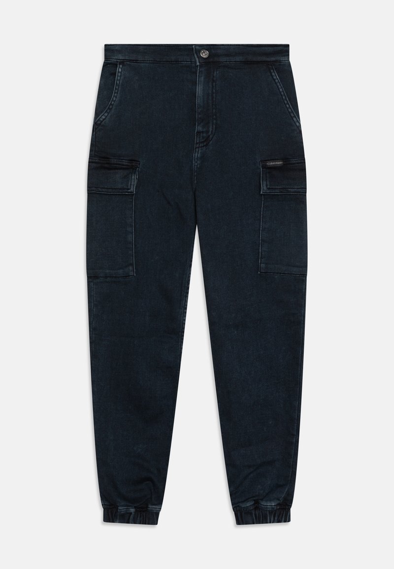 Pantalones cargo de mezclilla oscura con puños elásticos, dos bolsillos frontales y dos bolsillos laterales, con una textura suave y un ajuste relajado.