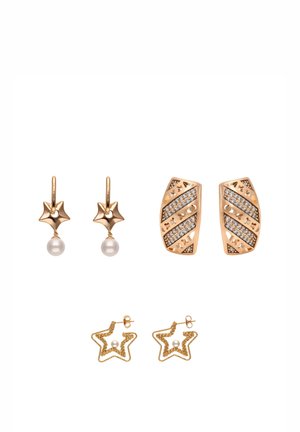 Drie paar oorbellen in goudkleur: een ster met hangende parel, een geometrische met diagonale kristallen en een open stervorm met een kleine parel erin.