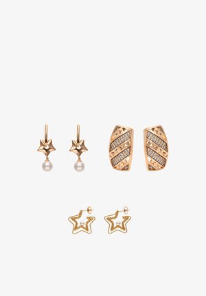 Három pár aranyszínű fülbevaló: csillag lógó gyönggyel, geometrikus ferde kristályokkal, és nyitott csillag alak kis gyönggyel a belsejében.