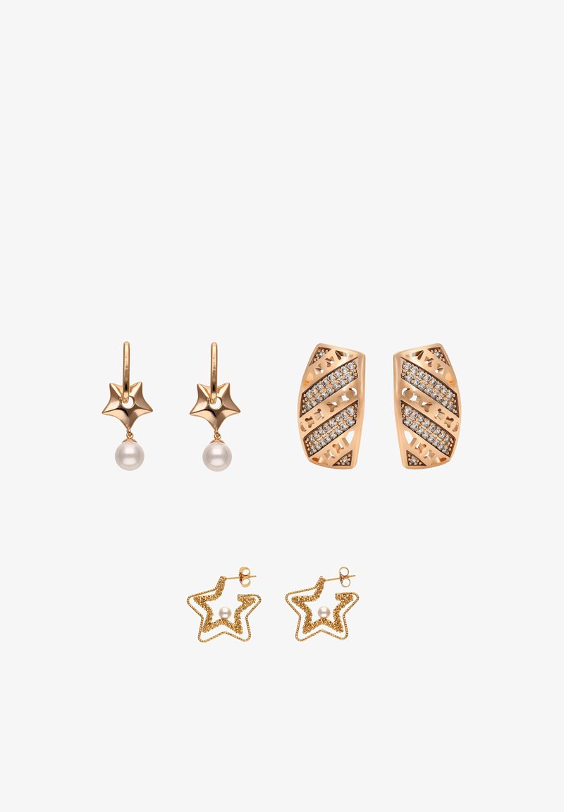 Trzy pary złotych kolczyków: gwiazda z zawieszoną perłą, geometryczne z ukośnymi kryształami oraz otwarta gwiazda z małą perłą w środku.