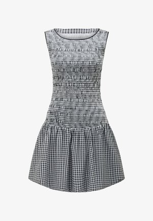 Vestido a cuadros en blanco y negro con un cuerpo ajustado, textura fruncida y una falda acampanada. Cuello redondo sencillo y diseño sin mangas.