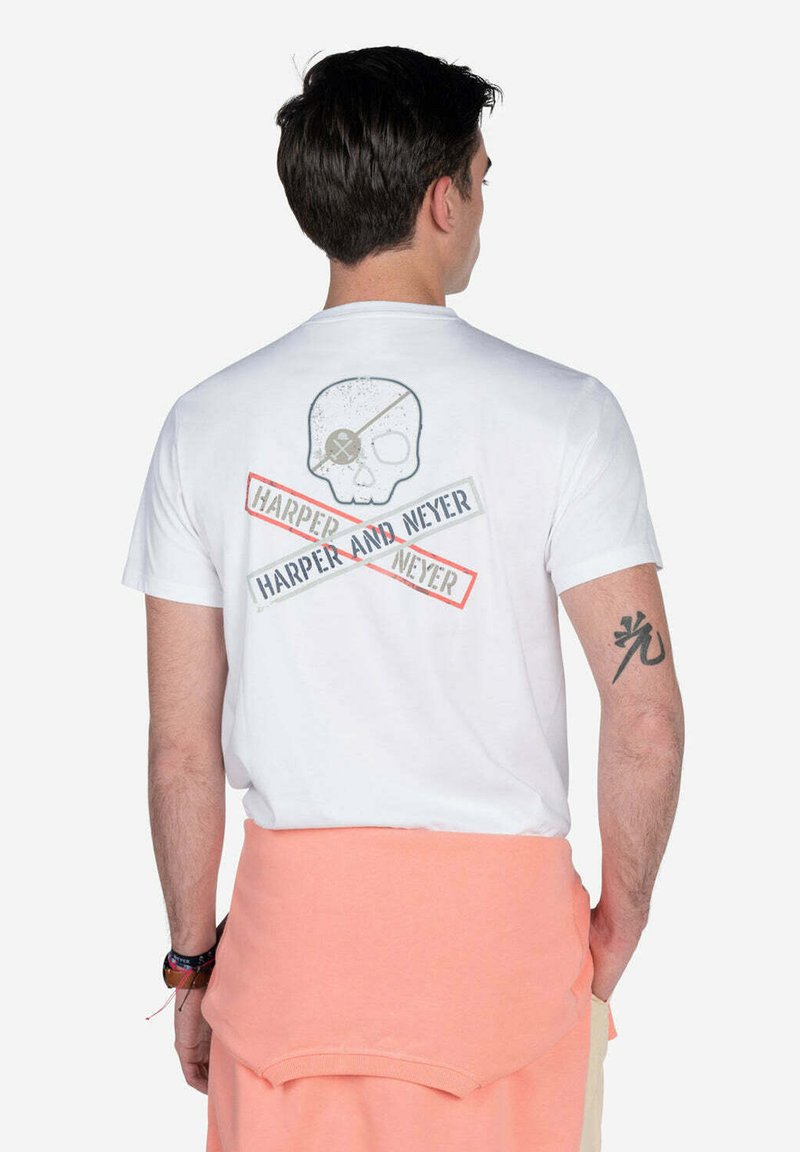 Camiseta de algodón blanca con un gráfico de una calavera con herramientas cruzadas, y el texto "HARPER AND NEVER" en rojo y negro en la parte de atrás.