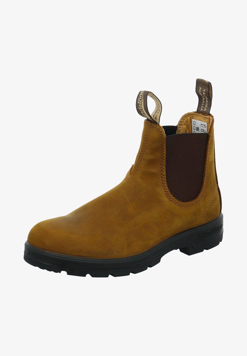 Stivale in pelle marrone alla caviglia con pannello elastico laterale, punta rotonda e linguetta per una facile indossabilità. Suola in gomma nera con profilo per una maggiore aderenza.