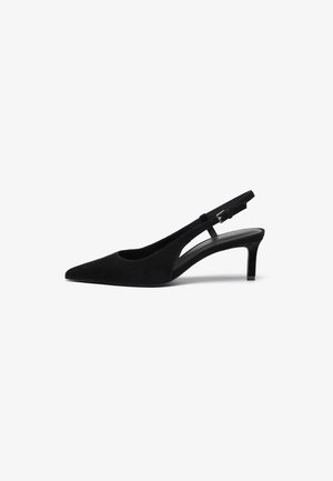 Chaussure slingback en suede noir avec un bout pointu, un talon bas, un côté ouvert et une sangle ajustable dotée d'une boucle en métal. Texture lisse.