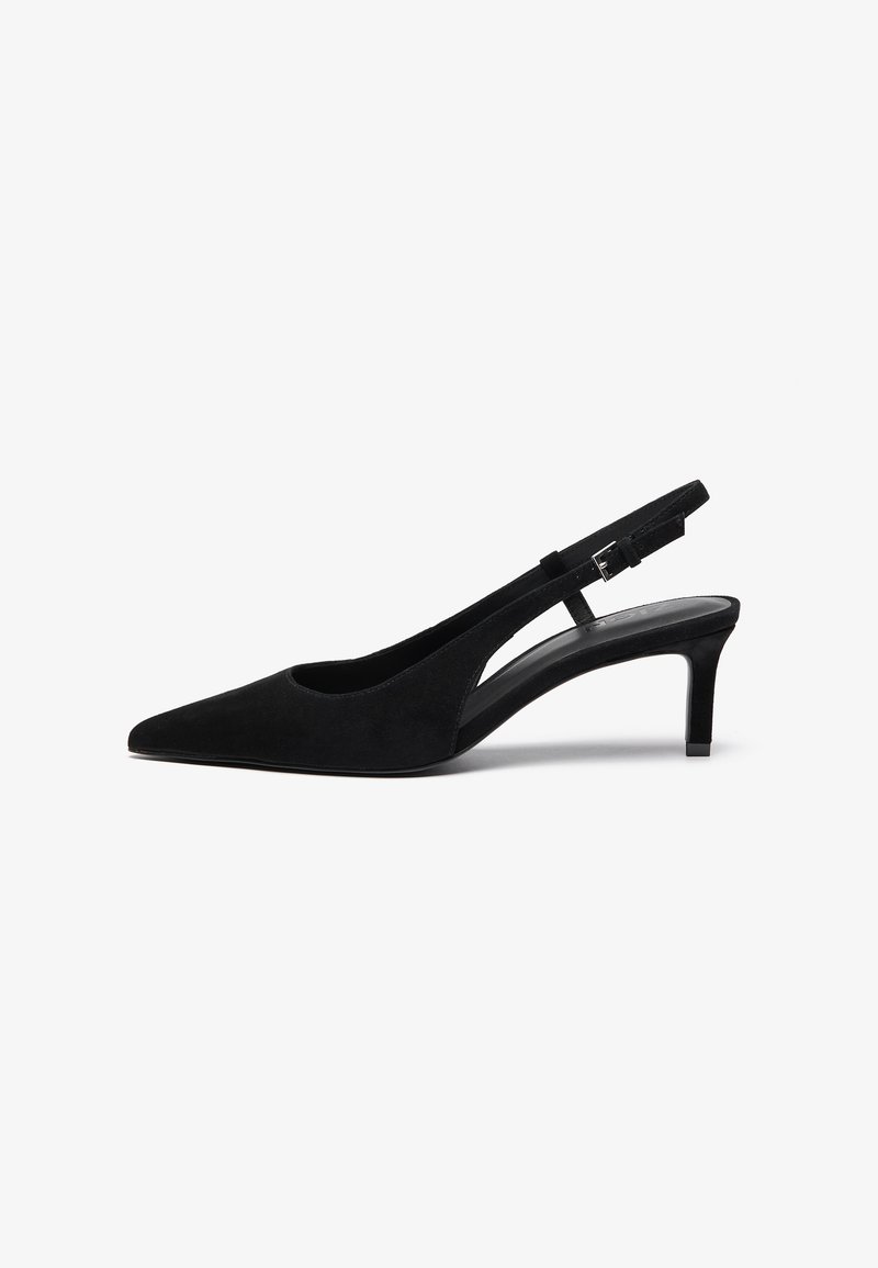 Černý semišový slingback s botou s špičatou špičkou, nízkým podpatkem, otevřenou stranou a nastavitelným páskem se kovovou sponou. Hladká textura.