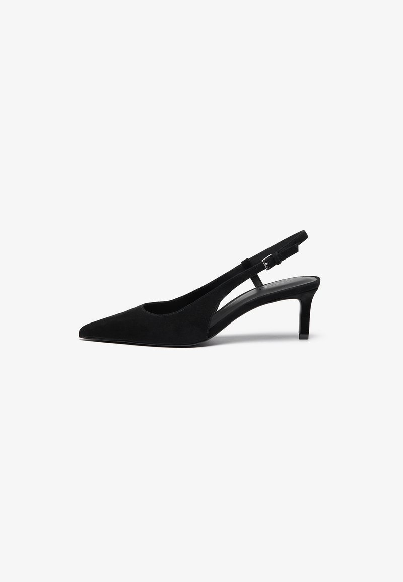 Czarny zamszowy but slingback z ostrym noskiem, niskim obcasem, odkrytą stroną i regulowanym paskiem z metalową klamrą. Gładka tekstura.