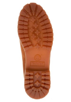 Botte de travail en cuir marron avec col rembourré noir, lacets à l'avant, semelle beige et logo d'arbre embossé près du talon.