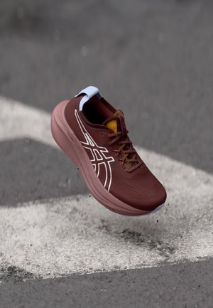 GEL-NIMBUS 27 TR - Løbesko til landevejen - nature bathing/dark red planet