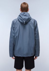 Lichte blauwe jas met een capuchon, koord in de nek en elastische manchetten, met een effen textuur en een standaard pasvorm, gecombineerd met zwarte shorts.