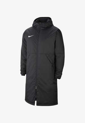 Parka nera imbottita con chiusura a zip, cappuccio regolabile, tasche laterali e logo Nike bianco sul lato sinistro del petto.