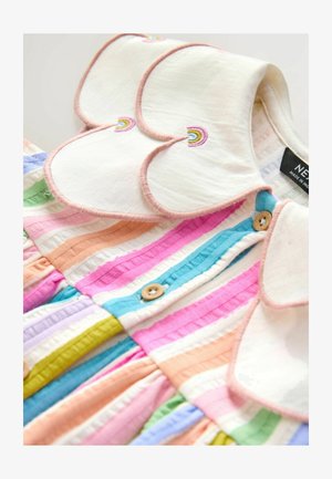 Gestreiftes Kleid mit Pastellfarben, einem gewellten Kragen mit Regenbogenstickerei und Holzknöpfen auf der Vorderseite. Strukturierter Stoff.