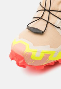 Salomon SPEEDCROSS 6 GTX - Běžecké boty do terénu - hazelnut/safety yellow/fiery coral