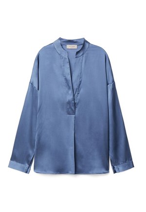 Camicia in raso blu a maniche lunghe con scollo a V diviso e collo alla coreana, caratterizzata da una vestibilità ampia e patta frontale nascosta.