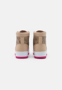 Beżowe trampki typu high-top z wzorzystym brązowym wykończeniem, białą podeszwą środkową i intensywnie różową podeszwą zewnętrzną; gładka faktura i zaokrąglony kształt.