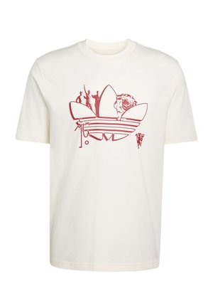Weißes T-Shirt mit kurzen Ärmeln und einem roten Grafikdruck, der ein großes Adidas-Logo, Silhouetten von Menschen, eine Rose und abstrakte Elemente kombiniert.