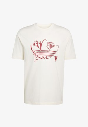 Balti trumpomis rankovėmis marškinėliai su raudonu grafiniu dizainu, kuriame dera didelis Adidas logotipas, žmonių siluetai, rožė ir abstraktūs elementai.