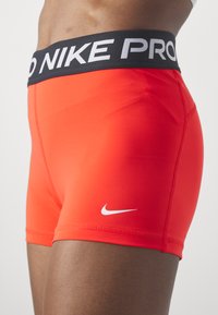 Nike Performance 365 SHORT - Leggings - light crimson/white