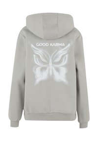 Grå hoodie med dragsko, med en vit fjärilsdesign och texten "GOOD KARMA" på baksidan, ribbade muddar och nederkant.