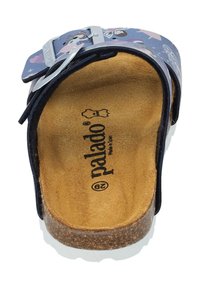Marinblå sandal med ett mönstrat övre, justerbar metalldubbel och en korkfotbädd som framhäver varumärket "palado" på innersulan.