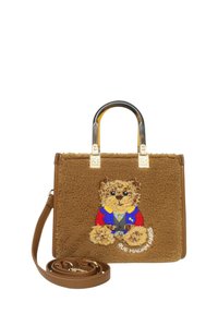 Borsa a tracolla in peluche marrone con ricamo di orsetto, hardware dorato e una tracolla marrone removibile. Presenta un esterno texturizzato e una forma strutturata.
