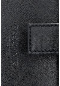 Czarny skórzany materiał o teksturowanej powierzchni. Zawiera przeszywane akcenty oraz wytłoczone logo "PROGINIK". Kompaktowy, prostokątny kształt.