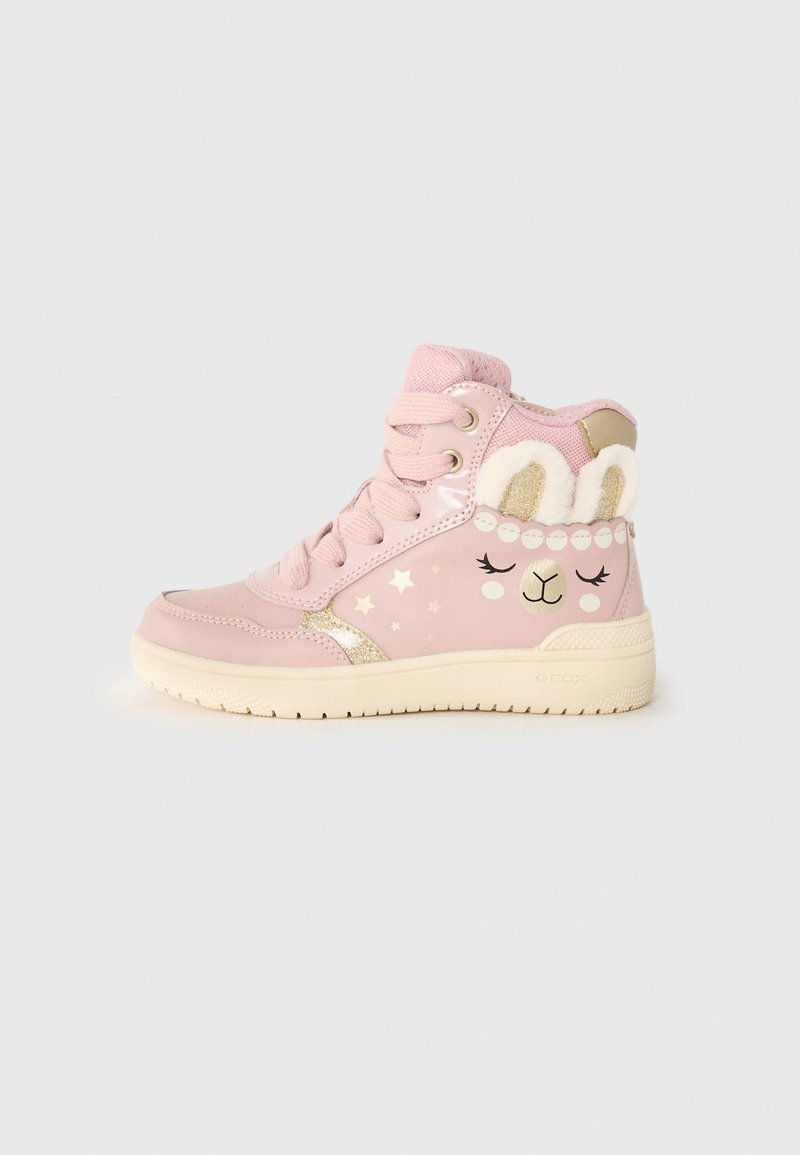 Rosa högsneakers med en texturerad yta, prydda med en kanin-design, guldaccenter och stjärnmönster, på en ljus gräddfärgad sula.