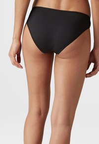 Crne bikinice s visokim strukom, glatke teksture, elastična pojas, minimalistički dizajn i bez vidljivih uzoraka ili metalnih detalja.