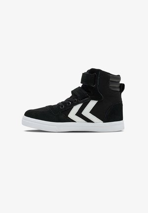 Schwarzer High-Top-Sneaker mit weißen Chevron-Streifen, Klettverschlüssen, Schnürsenkel-Front, gepolstertem Knöchelkragen und weißer Gummisohle, seitlich dargestellt.