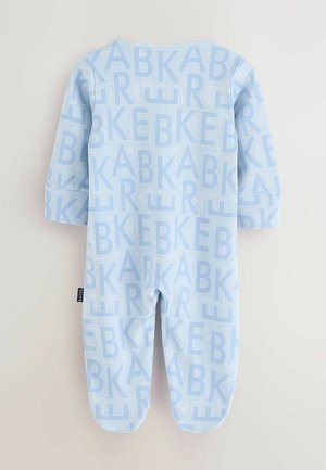 Himmelblauer Overall aus weichem Stoff, mit einem wiederholten Muster aus fetten Buchstaben in unterschiedlichen Größen. Lange Ärmel und runder Ausschnitt.