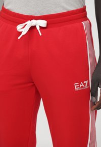 EA7 Emporio Armani PANTALONI - Treniņtērpa apakšdaļas - salsa