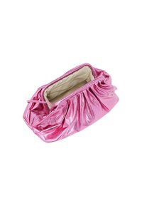 Roze metallic clutch bag met geplooid ontwerp, ritsluiting, en een gladde voering. Zachte textuur met een reflecterende afwerking.