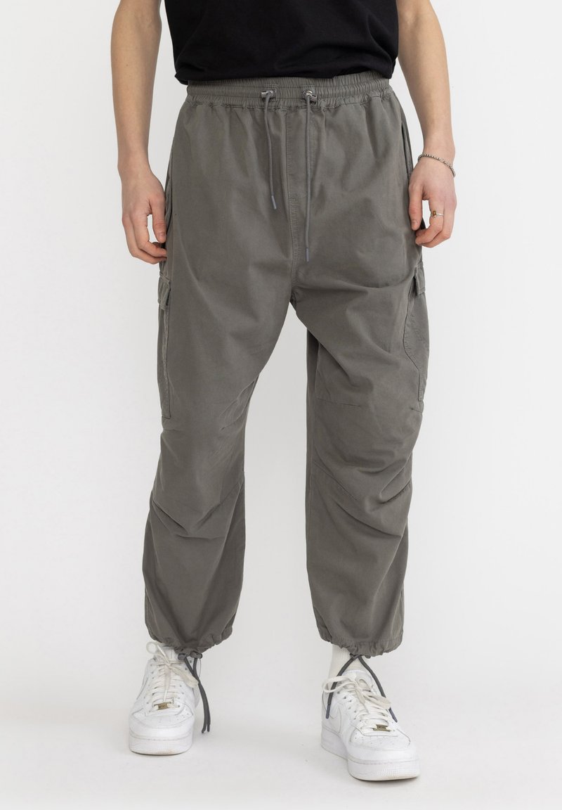 Lichte, grijze cargobroek met een verstelbare trekkoord in de taille en elastische manchetten; beschikt over zijzakken en een soepele stoftextuur.