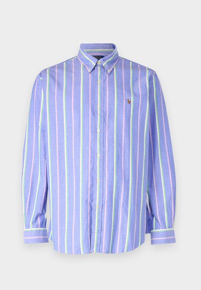 Chemise bleu clair à boutons avec des rayures verticales roses et vertes. Présente un col classique et des manches longues avec détails au niveau des poignets.