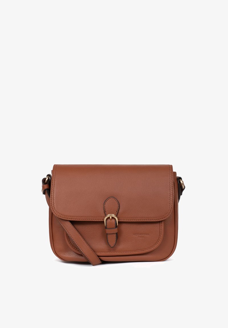 Braune Leder-Schultertasche mit Klappenverschluss und einer goldfarbenen Schnalle. Verfügt über einen Umhängegurt und eine glatte Textur.