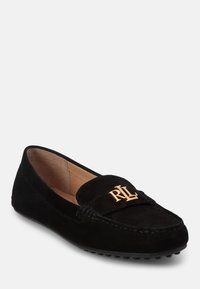 Svart mocka loafer med rund tå, med ett guldhardware RL-logotyp framtill och en texturerad gummisula för bättre grepp.