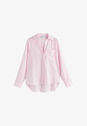 Luźna, jasnoróżowa koszula na długi rękaw z kołnierzykiem, zapinana na guziki, z przednią kieszenią i zaokrąglonym dołem, prezentowana na jednolitym białym tle.